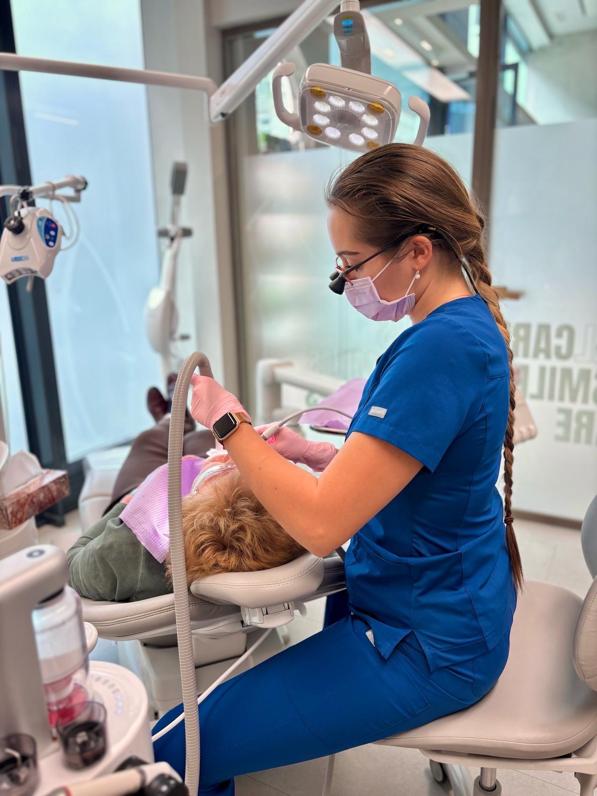 Eliška Weiser při ošetření dentální hygieny technologií EMS Airflow